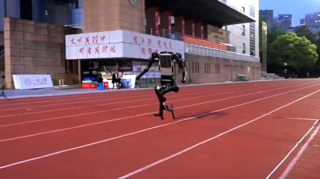 Robô chinês quebra recorde de velocidade e se aproxima da marca de Usain Bolt