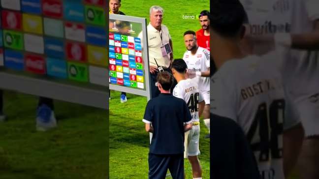 Neymar reconhece que errou ao discutir com torcedor do Santos: 'Peço desculpa a quem se ofendeu'