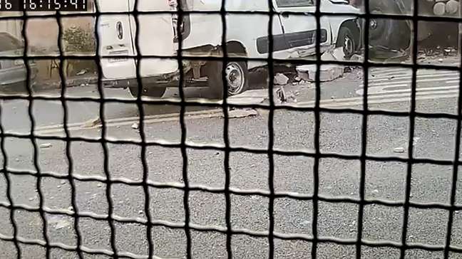 Câmera registra momento da batida entre caminhão e carro que deixou um morto e quatro feridos em SP