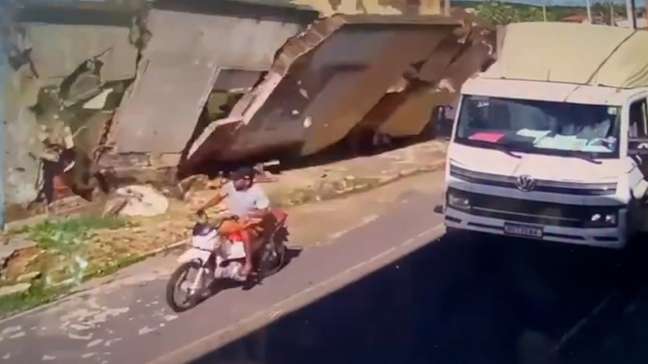 Motociclista escapa por pouco de ser atingido por desabamento de imóvel no Piauí