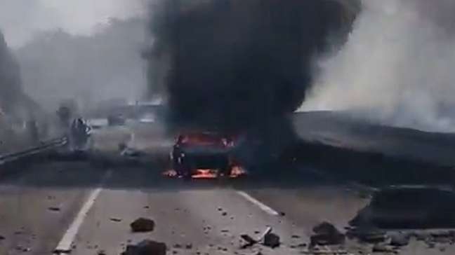 Caminhão de combustível explode e deixa mortos na Via Dutra, no RJ