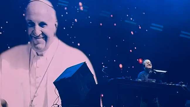 Padre DJ leva milhares às ruas da Argentina para ‘rave católica’ em homenagem ao papa Francisco
