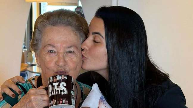 Avó fã do BTS é surpreendida pela neta com ingresso para o show em São Paulo