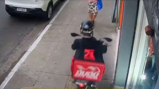 Falso entregador em moto sobe em calçada e furta celular de mulher em segundos, em SP
