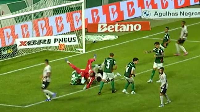 ‘É o atacante que está segurando': ouça o áudio do VAR que anulou pênalti contra o Palmeiras