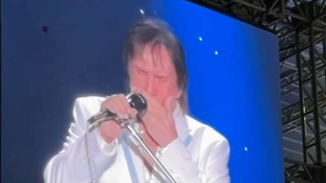 Roberto Carlos chora ao cantar ‘Meu pequeno Cachoeiro' em cidade natal