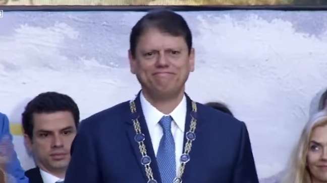 Governador de Minas Gerais dá Medalha da Inconfidência a Tarcísio de Freitas