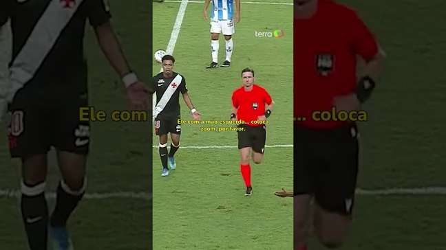 'Segura a camisa do defensor em todo momento': ouça áudio do VAR de gol anulado do Vasco
