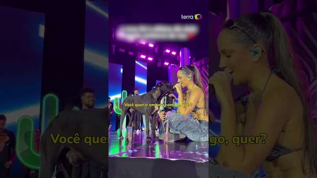 Cantora adota cachorro que subiu no palco durante show: "Nunca mais vai sentir medo e fome" #shorts