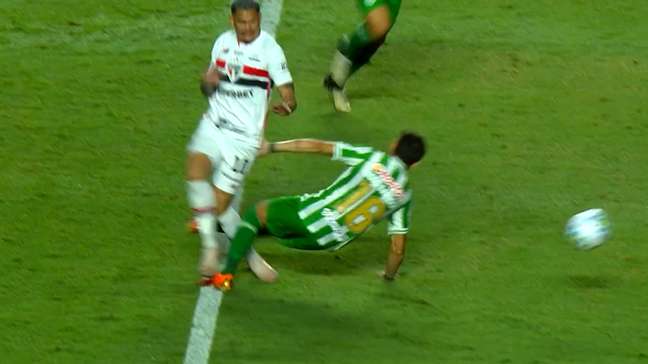 'Jogo brusco grave': ouça áudio do VAR sobre expulsão de jogador do Juventude contra o São Paulo