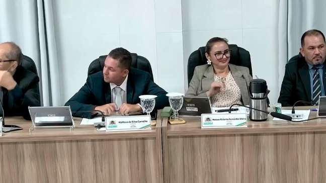 Vereadora faz gesto obsceno durante sessão no interior do Ceará