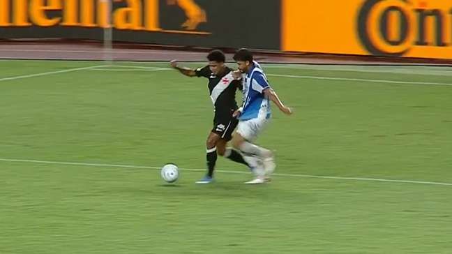 ‘Segura a camisa do defensor em todo momento’: ouça áudio do VAR de gol anulado do Vasco