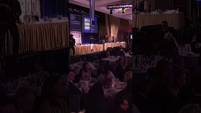 Vídeo mostra o momento em que Trump é retirado às pressas de jantar em Washington após tiros #shorts