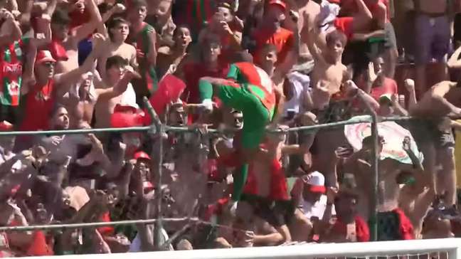 Jogador da Portuguesa comemora gol de título em alambrado, que não resiste e cai; veja