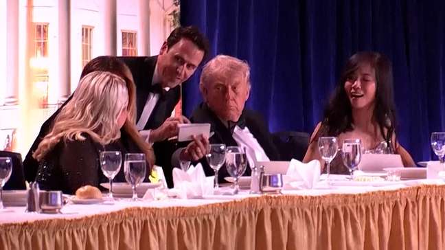 Vídeo mostra o momento em que Trump é retirado às pressas de jantar em Washington após tiros