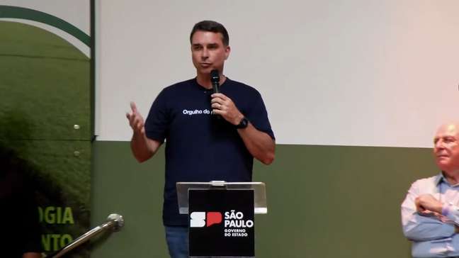 Flávio Bolsonaro diz que Tarcísio será presidente 'um dia' e que agro é tratado como 'lixo' no Brasil
