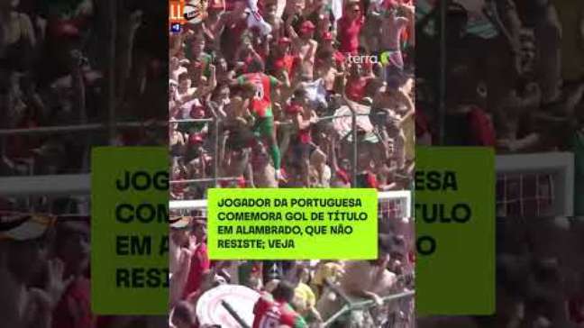 Jogador da Portuguesa comemora gol de título em alambrado, que não resiste e cai; veja