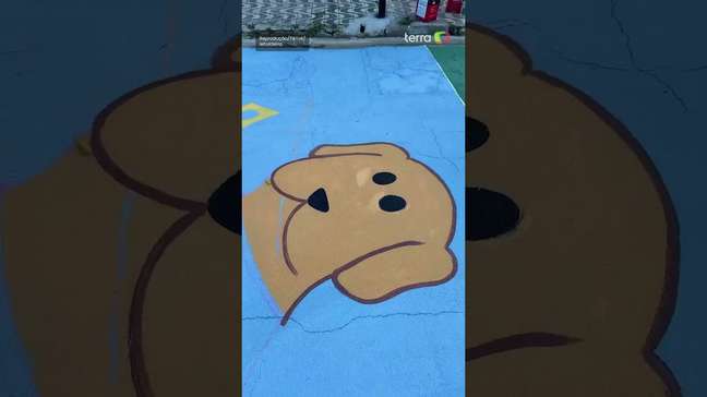 Influenciadora celebra nostalgia e tradição ao pintar a rua para a Copa do Mundo #shorts