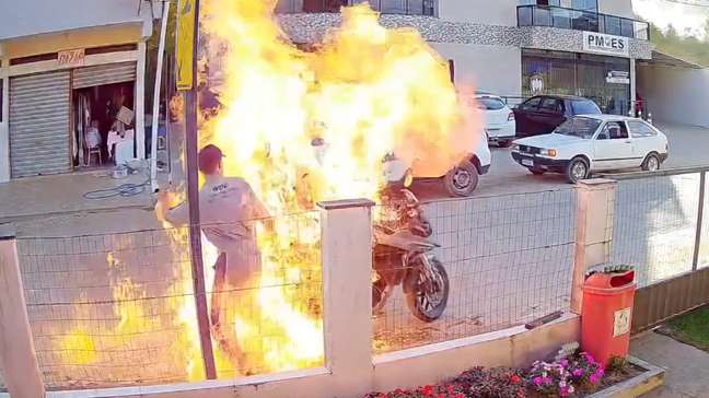 Homem ateia fogo na própria motocicleta durante abordagem da PM no Espírito Santo