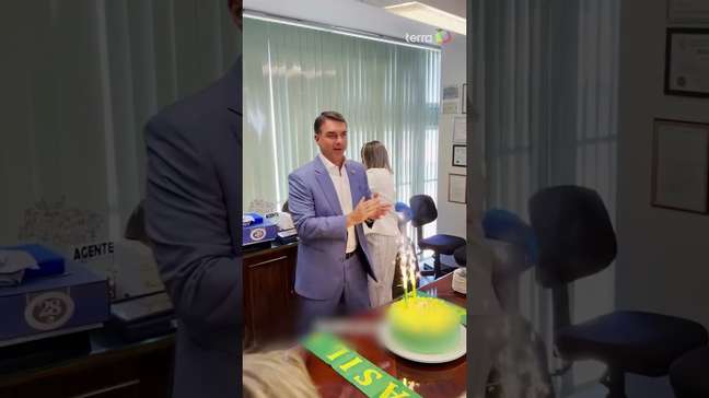Flávio é parabenizado por aniversário em festa por derrubada do veto ao PL da Dosimetria #shorts