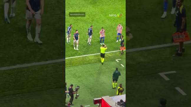 Simeone reclama de pênalti marcado para o Arsenal e árbitro volta atrás #shorts