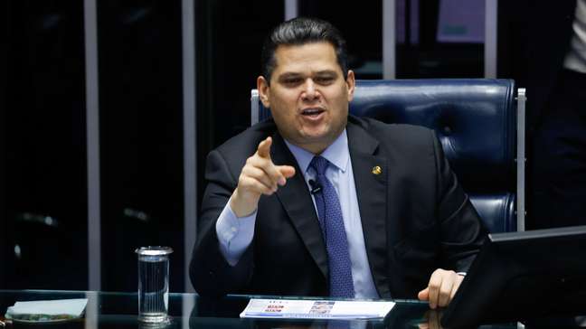 'Vai perder por 8': Davi Alcolumbre 'prevê' derrota de Jorge Messias no Senado