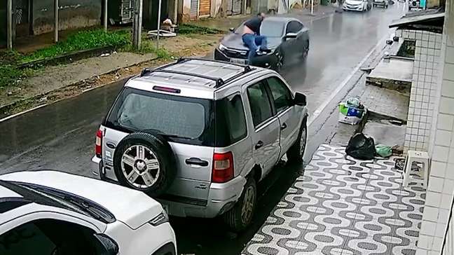 Advogada arrasta homem em capô de carro em Caruaru