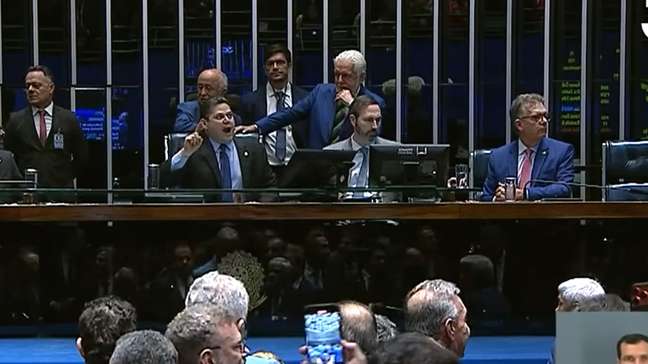 'Foi rejeitada’: Alcolumbre bate na mesa e atira o microfone após derrota de Messias no Senado; veja