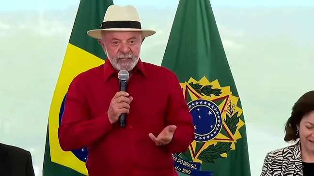 Lula faz piada com fotógrafo e silencia sobre derrotas no Congresso em evento no Planalto