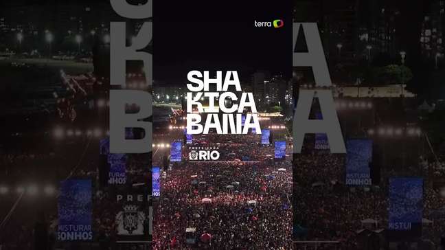 Imagens aéreas mostram praia de Copacabana completamente lotada em show de Shakira #shorts