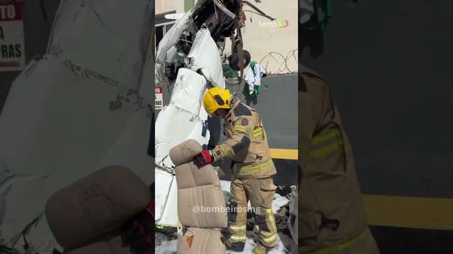Bombeiros mostram destruição de prédio atingido por avião em Belo Horizonte (MG) #shorts