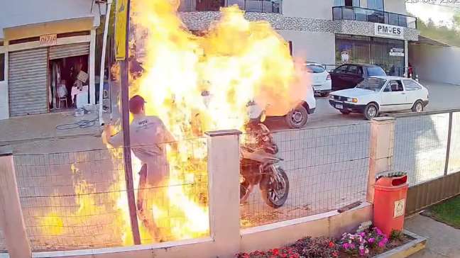 Morre mulher que foi queimada após filho atear fogo na própria moto no ES