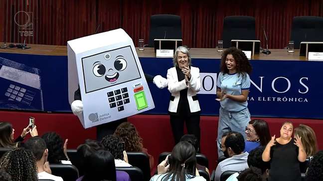TSE lança mascote e Cármen Lúcia cumprimenta urna eletrônica 'Pilili'