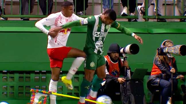 ‘Contato muito leve’: Ouça áudio do VAR sobre cartão vermelho retirado de jogador do Bragantino