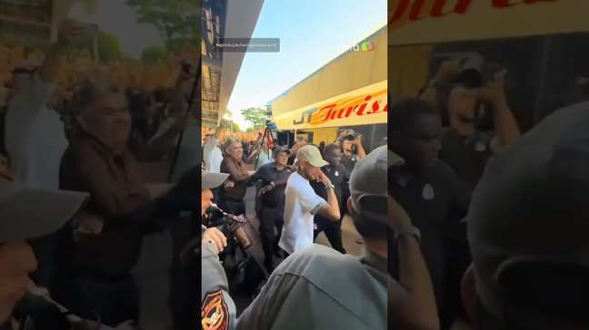 Neymar é recepcionado com festa em chegada ao Paraguai #shorts
