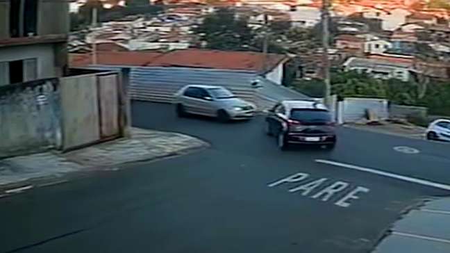 Carro desce sozinho e cai em barranco após colisão no interior de São Paulo