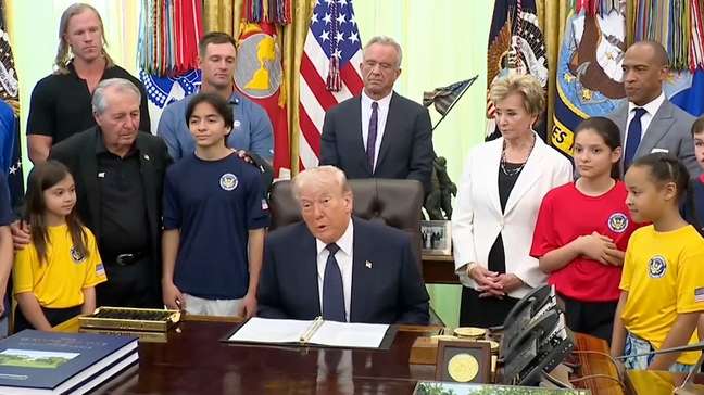 Trump diz a crianças que 'exterminou exército do Irã em duas semanas' durante evento na Casa Branca
