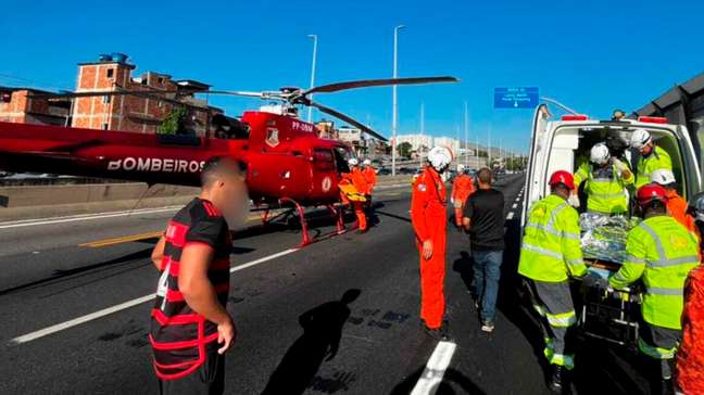 Helicóptero faz pouso de emergência para resgatar vítima grave de acidente na Linha Amarela, no Rio