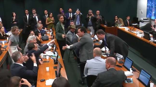 Confusão generalizada tem gritaria, acusação de ameaça e sessão suspensa no Conselho de Ética da Câmara