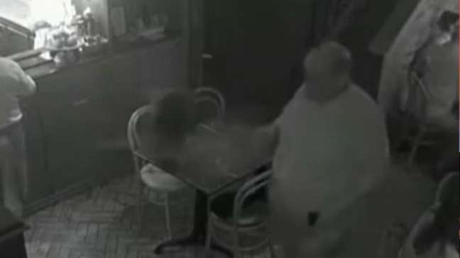 Ed Motta arremessa cadeira durante confusão em restaurante no Rio; veja momento