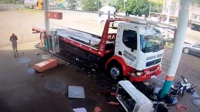  Caminhão invade posto de combustível e quase atinge homem em SC