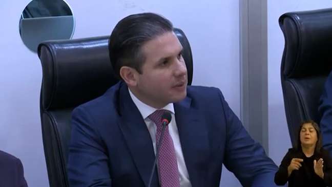 Câmara pode aprovar fim da escala 6x1 ainda em maio, diz Hugo Motta