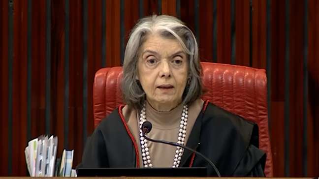 Cármen Lúcia defende maior presença feminina em cargos públicos 