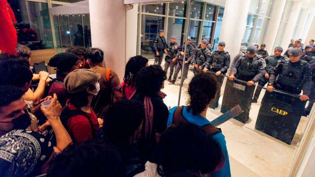 Estudantes da USP mantêm ocupação da reitoria após invasão em protesto