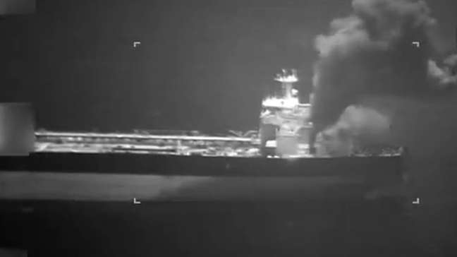 EUA divulgam novas imagens de ataque a petroleiros no Estreito de Ormuz durante cessar-fogo