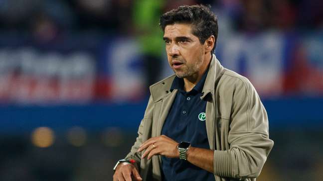 Conmebol abre processo disciplinar contra Abel por mostrar dedo do meio a Flaco López