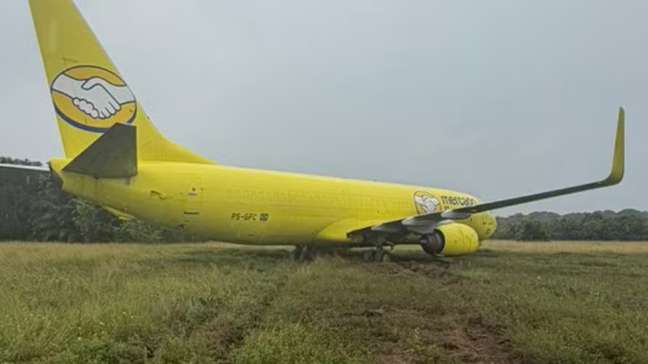 Avião cargueiro da Gol sai da pista após pouso em Salvador