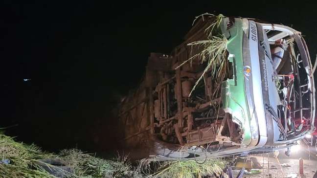 Uma pessoa morre e 39 ficam feridas após ônibus tombar em rodovia de MG