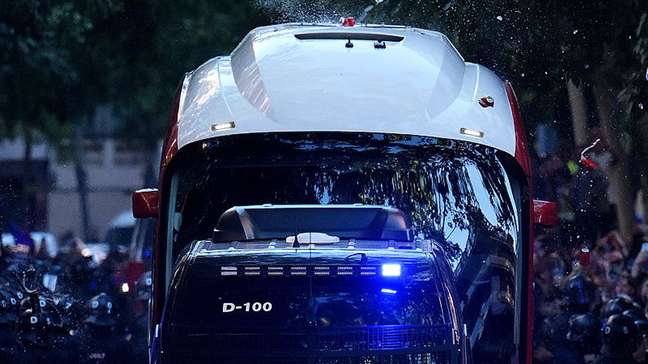 Ônibus do Barcelona é apedrejado pela própria torcida antes de clássico
