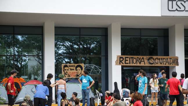 PM usa gás e cassetetes para retirar estudantes da USP
